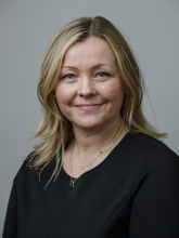 Portrett av Kjersti Stenseng med grå bakgrunn