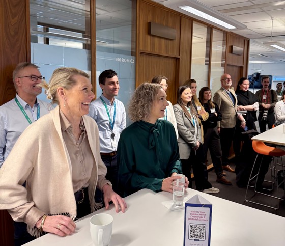 Norway’s Minister of Digitalisation and Public Governance Karianne Tung announced the news in DNB’s AI lab. Here together with the CEO of DNB Kjerstin Braathen. Photo: DFD
