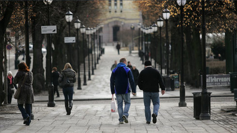 Credit: Colourbox Bilde av hverdagsliv i Oslo, personer som går på fortauet i retning Stortinget