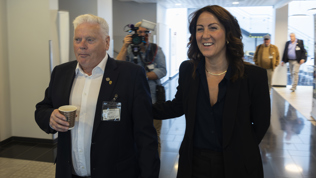 Leder for pensjonistforbundet, Jan Davidsen og arbeids- og inkluderingsminister Tonje Brenna på vei ut fra møtet om trygdeoppgjøret for 2025