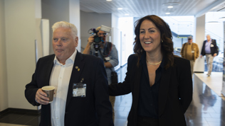 Foto: Simen Gald / Arbeids- og inkluderingsdepartementet Leder for pensjonistforbundet, Jan Davidsen og arbeids- og inkluderingsminister Tonje Brenna på vei ut fra møtet om trygdeoppgjøret for 2025