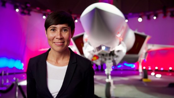 Bildet viser forsvarsminister Ine Eriksen Søreide i forbindelse med rollouten av det første norske F-35 jagerflyet på Lockheed Martin-fabrikken i Texas. Bildet viser forsvarsminister Ine Eriksen Søreide i forbindelse med rollouten av det første norske F-35 jagerflyet på Lockheed Martin-fabrikken i Texas.