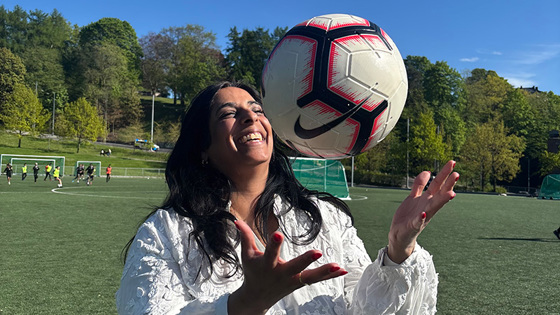 Statsråden kaster en fotball opp i luften