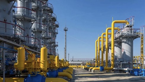 Bilde av gasstanker og rør i Ukraina